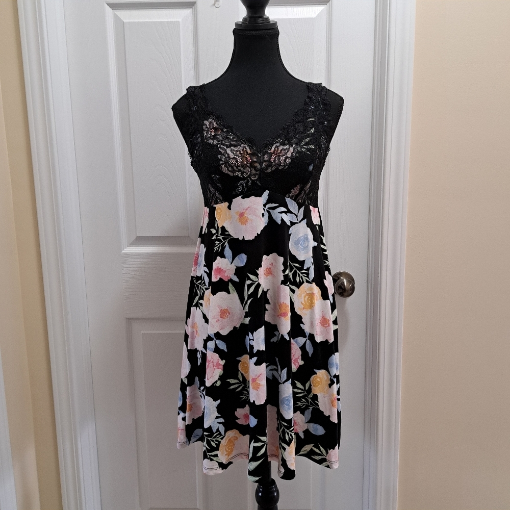 NWOT Flora Nikrooz Floral Chemise Medium Lace Nightie Pajamas Slip Black Pink